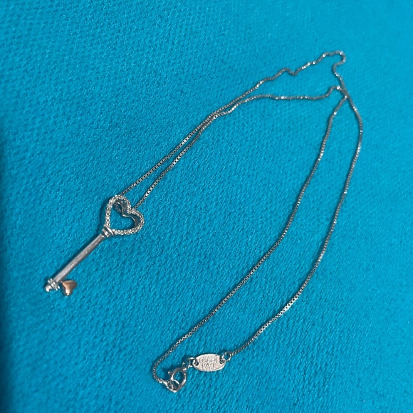 IAmLoved Helzberg Diamond Heart Key Pendant w/Chain - Picture 2 of 2